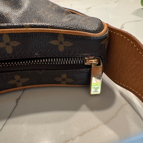 Louis Vuitton Croissant Shoulder Bag - Picture 5 of 9